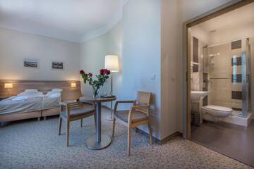 Фото номера Трехместный номер Отель Hotel Cesarskie Ogrody г. Свиноуйсьце 3