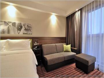 Фото номера Номер с кроватью &quot;queen-size&quot; и диван-кроватью Отель Hampton by Hilton Świnoujscie г. Свиноуйсьце 3