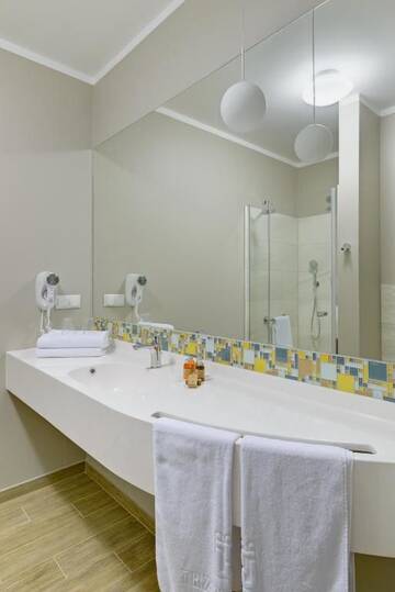 Фото номера Двухместный номер с 1 кроватью и собственной ванной комнатой Отель Hotel Trzy Wyspy г. Свиноуйсьце 20